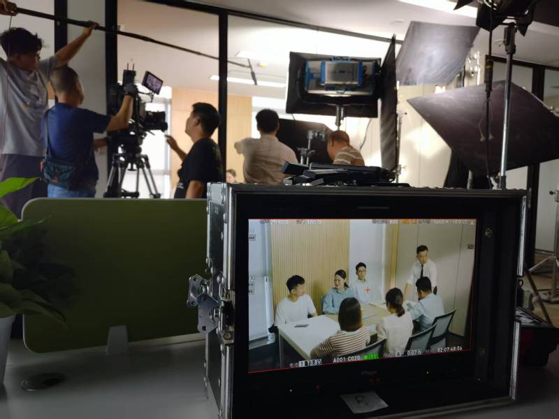 大石桥市TVC拍摄公司：科技产品视觉化大师，诠释未来感与功能美学